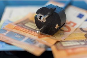Stromstecker auf Euro-Geldscheinen (Foto: freepik, pedrojgarcia) - Strom und Gas: Anbieter vergleichen und mit Wechsel Energiekosten sparen