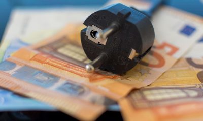 Stromstecker auf Euro-Geldscheinen (Foto: freepik, pedrojgarcia)