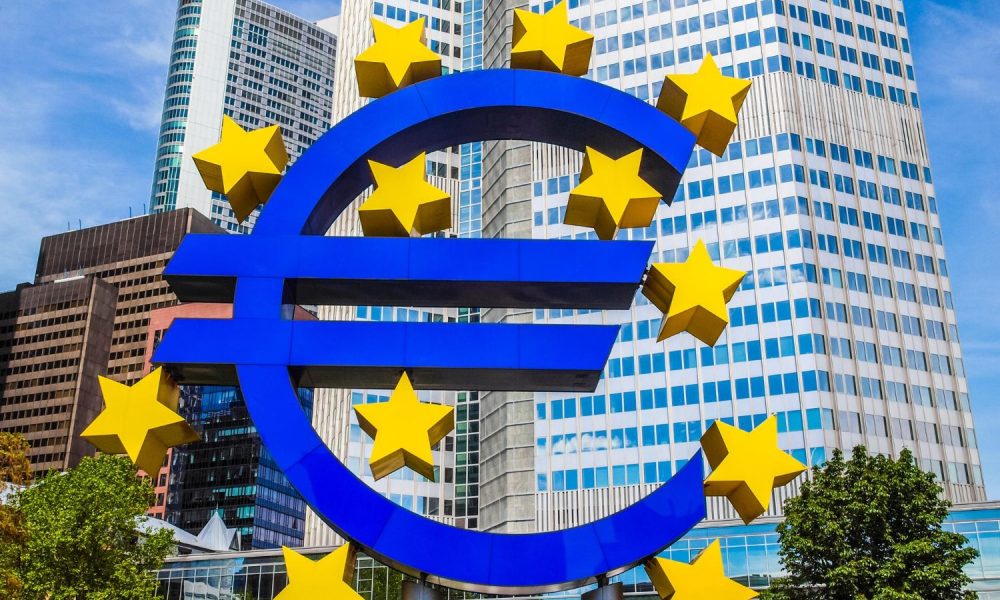 Eurozeichen vor der EZB im Frankfurter Bankenviertel (Foto: freepik, claudiodiv) - EZB Zinsentscheid heute: Leitzins-Entwicklung in der Eurozone und Ausblick 2024