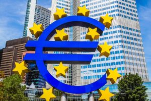 Eurozeichen vor der EZB im Frankfurter Bankenviertel (Foto: freepik, claudiodiv) - Geldpolitik EZB aktuell – Euro-Leitzins nach Fed-Entscheid