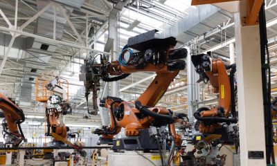 Autoproduktion mit modernen Industrie-Robotern