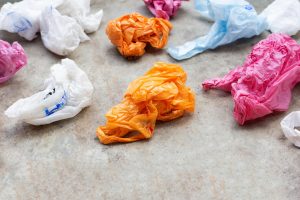 Farbige Plastiktüten auf Zementboden - Wissenschaftler erzeugen Propangas aus Kunststoffmüll