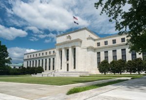 Gebäude der US-Notenbank Federal Reserve (Foto: freepik, BackyardProduction) - Fed Entscheid aktuell – Leitzinsen in den USA nach Inflationsrückgang im Mai