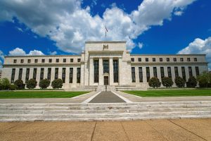 Gebäude der Federal Reserve in Washington - Geldpolitik USA: Fed Zinsentscheid aktuell