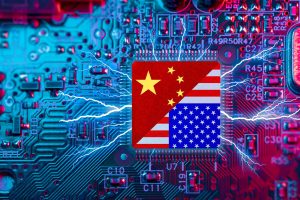 Computerplatine mit Flaggen der USA und Chinas (Foto: Freepik, coffeekai) - China und USA: Wirtschaft im Vergleich - Amerika bleibt Technologieführer