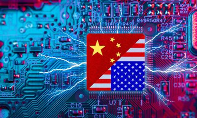 Computerplatine mit Flaggen der USA und Chinas (Foto: Freepik, coffeekai)