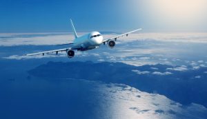Verkehrsflugzeug über den Wolken (Foto: freepik, alenkadr) - Teure Billigflüge: Airlines heben Preise an aber Angebot schrumpft