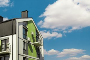 Modernes Mehrfamilienhaus mit Giebel und Balkonen (Foto: freepik, lilibasiha) - Wohnungssuche 2023: Mieten mit Rekordanstieg – Nachfragesprung seit 2019