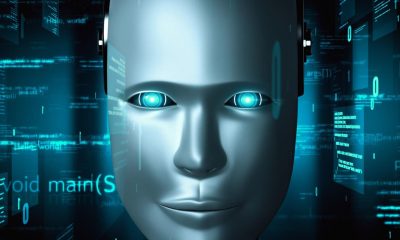 Gesicht eines Roboters, im Hintergrund Bildschirme mit Codes (Foto: freepik, biancoblue)