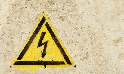 Gefahrenzeichen elektrischer Strom auf Mauer (Foto: freepik, ededchechine)