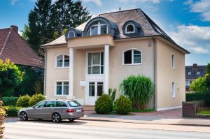 2-geschossiges Wohnhaus in Deutaschland (Foto: freepik, startnatali2019) - Immobilien Preise: sinkender Trend – Prognose 2023 sieht Rückgang