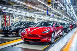 Tesla-Automobile in Fabrikhalle (Symbolbild, Foto: freepik, AI Generated) - Tesla Quartalszahlen: Cybertruck Margen Fabrikausbau – Prognose und Überblick