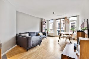 Innenraum einer Wohnung mit Sofa, Esstisch und weiteren Möbeln (Foto: freepik, user24121185) - Wohnung kaufen: Preise in Großstädten sinken – Angebot weitet sich aus