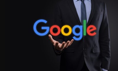 Mann in Anzug hält Google-Schriftzug in der Hand (Foto: freepik, user16766420)