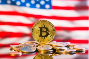 Bitcoin-Münze vor US-Flagge (Foto: Freepik, freepic1) - Bitcoin kaufen: ETF-Entscheid der SEC – Risiko oder Chance?