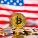 Bitcoin-Münze vor US-Flagge (Foto: Freepik, freepic1)