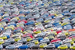 Großer Parkplatz mit vielen Autos unterschiedlicher Farbe (Foto: freepik, vvoennyy) - Standort Deutschland: Auto-Branche will Freihandelszone mit USA