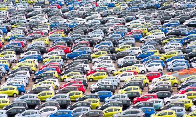 Großer Parkplatz mit vielen Autos unterschiedlicher Farbe (Foto: freepik, vvoennyy)