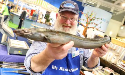 Fischer von der Müritz mit einem Fisch auf der Grünen Woche (Foto: Messe Berlin GmbH)