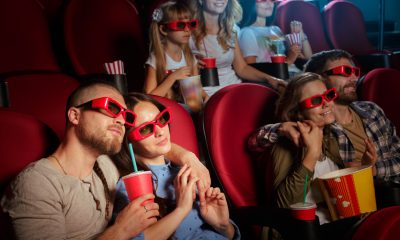 Menschen mit 3-D-Brillen und Popcorn im Kino (Foto: freepik, fabrikasimf)