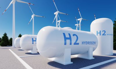 Windkraft-Anlagen und Tanks für Wasserstoff (Foto: Freepik, meshcube)