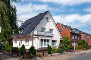 Ein- und Mehrfamilienhäuser an einer Straße (Foto: freepik, startnatali2019) - Grundsteuer ab 2025: So teuer wird’s für Eigentümer
