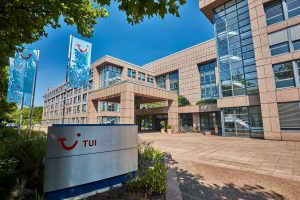 Die TUI-Konzernzentrale in Hannover (Foto: TUI Group/Christian Wyrwa) - TUI Quartalszahlen: Reisegeschäft Corona-Kredite Datenärger – Prognose und Übersicht