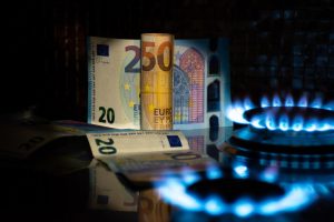 Euro-Geldscheine hinter blauer Flamme von Gasherd (Foto: freepik, sashamak1991) - Gas und Strom: Preisbremsen gebilligt – hohe Abrechnungen 2022