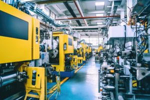Produktionsanlagen in einer Fabrik (Foto: Freepik, nikahgeh) - Deutscher Maschinenbau: Unternehmen beklagen weiteren Auftragsrückgang
