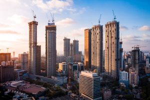 Wolkenkratzer in Mumbai im Bau - Multinationale Unternehmen sehen Wachstumschancen in Indien