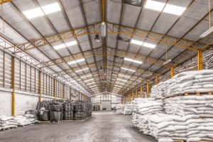 Industrielles Lager mit Säcken - Der Materialmangel in der Industrie könnte länger anhalten