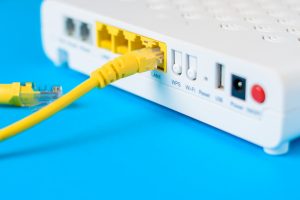 Internet Rooter mit Lan-Kabel (Foto: freepik, lazy_bear) - Internet-Kostenalarm: Preiserhöhung bei Vodafone – folgen andere Anbieter?