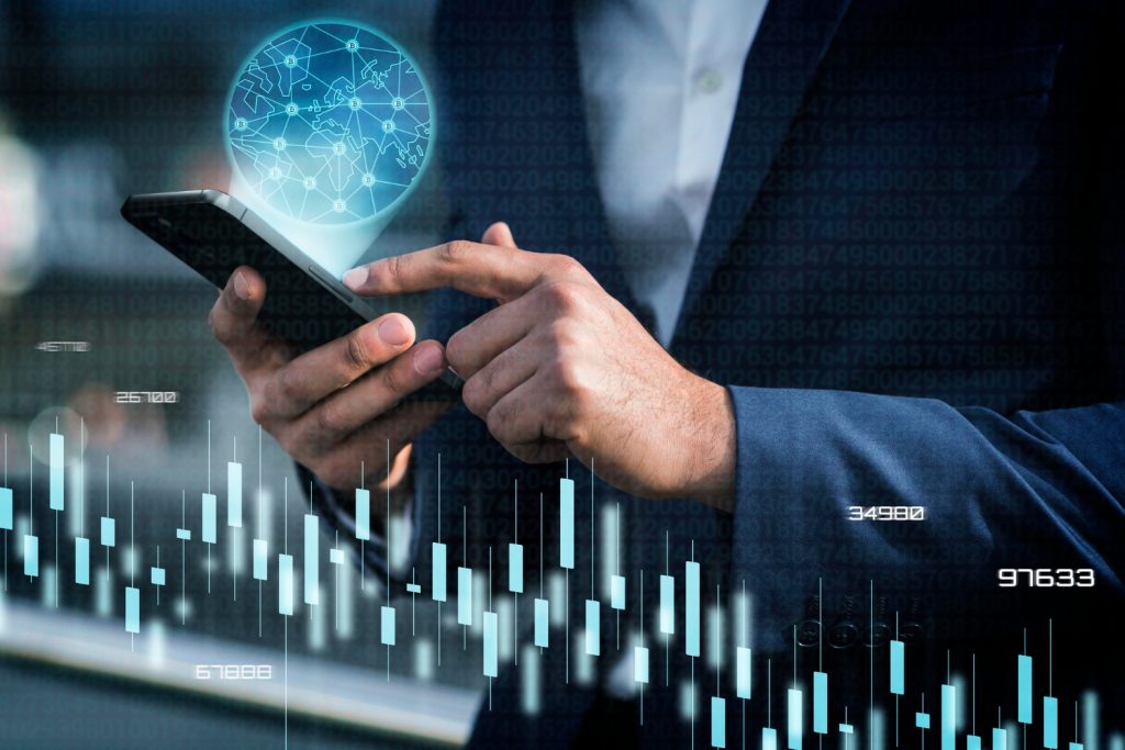 Symbolbild KI und Investieren: Hände mit Smartphone kombiniert mit Aktienchart (Foto: freepik) - KI und Aktien: Künstliche Intelligenz verändert Investieren und Geldanlage