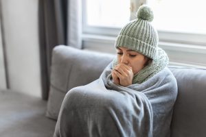 Junge Frau in Decken gehüllt in einer Wohnung (Foto: freepik, prostock-studio) - Kälte-Alarm: Deutschland heizt – droht Gasmangel?