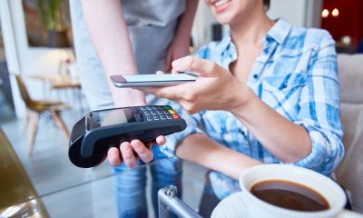 Digitales Bezahlen per Handy in einem Cafe (Foto: freepik, pressfoto)
