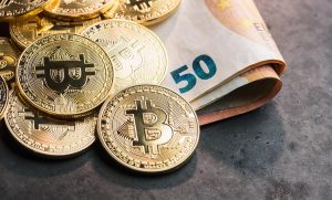 Kryptowährung Bitcoin auf Euro-Geldscheinen - ZDF erklärt Krypto-Währungen ohne Vorurteile