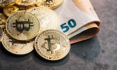 Kryptowährung Bitcoin auf Euro-Geldscheinen