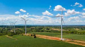 Landschaft mit Windmühlen (Foto: freepik, kwanchaichaiudo) - Lahmer Windkraft-Ausbau: endlich Bremsen lösen!