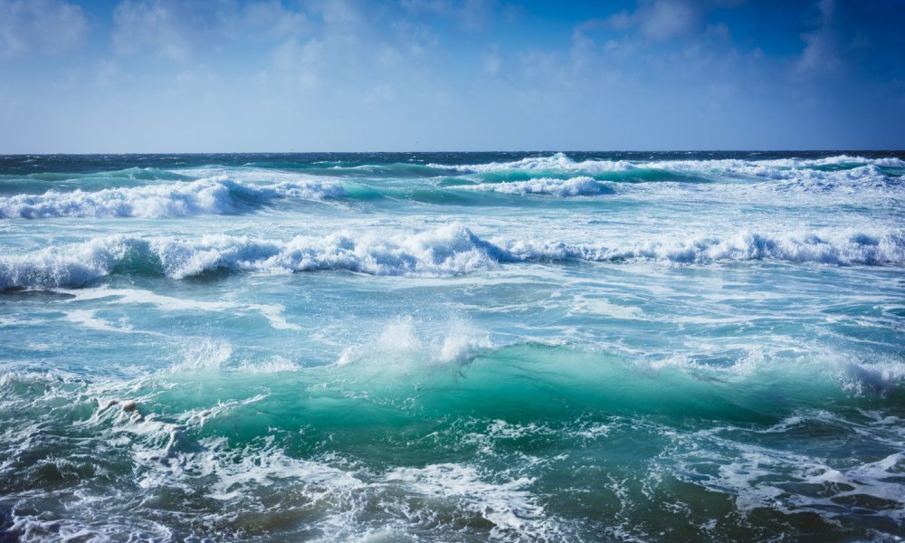 Wasser, Wellen, Meeresbrandung (Foto: freepik, wirestock)
