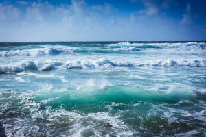 Wasser, Wellen, Meeresbrandung (Foto: freepik, wirestock) - Energie der Zukunft: Forscher verwandeln Meerwasser in Wasserstoff