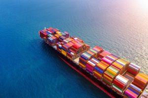 Beladenes Containerschiff auf dem Ozean (Foto: freepik, tawatchai07) - Weltwirtschaftsforum Davos: Teilnehmer beraten über globale Krise