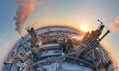 Luftaufnahme einer Industrieanlage bei tiefstehender Sonne (Foto: freepik, bilanol)