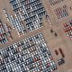 Luftaufnahme von parkplatz mit vielen hundert Neuwagen (Foto: freepik, tawatchai07)
