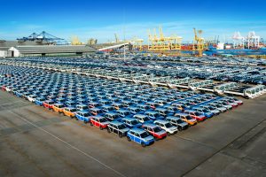 Riesiger Autoparkplatz am Kai eines großen Seehafens (Foto: freepik, uiinternational) - Chinas Wirtschaft: Deutschland weiter abhängig – Import-Boom bei E-Autos