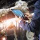 Industrie-Manager in Fabrik mit Tablet
