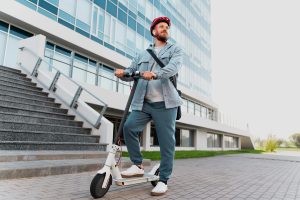 Vorbildlich: E-Scooter-Fahrer mit Helm (Foto: Freepik) E-Scooter: hohes Risiko ohne Helm - Unfälle in den USA steigen