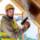 Handwerker arbeitet mit Bohrer am Dachstuhl eines Hauses (Foto: freepik)