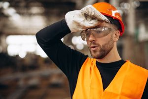 Arbeiter mit Schutzbrille hält sich die Stirn (Foto: freepik, Petro Seniv 888) - Konjunktur Deutschland: ZEW-Index schlechter – Industrie und Export schwächeln
