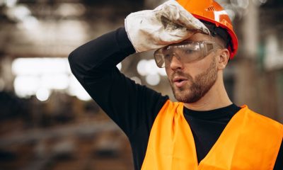 Arbeiter mit Schutzbrille hält sich die Stirn (Foto: freepik, Petro Seniv 888)