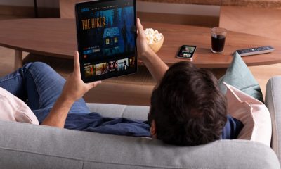 Mann streamt Film auf Tablet
